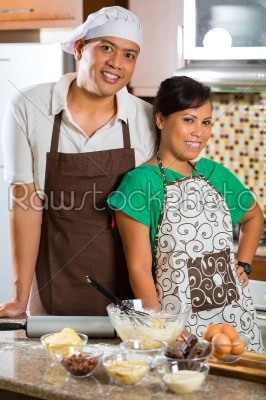 Asiatisches Paar beim Kuchen backen in KÃ¼che