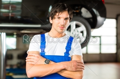 Automechaniker in seiner Werkstatt