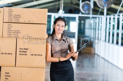 Customer Service in Asian logistics warehouse