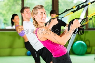 Fitness - Leute beim Suspension training