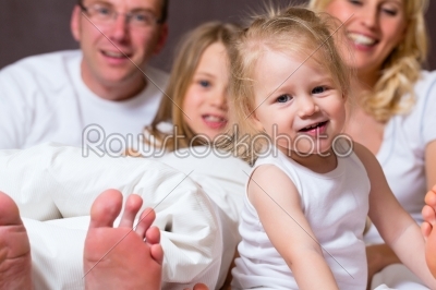 Group picture of a young family in Bed