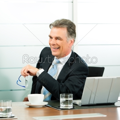 Senior Manager oder Chef in einem Meeting