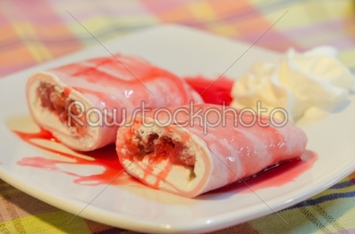 strawberry crepe roll