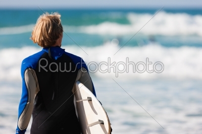 Surfer with board on beach (Fokus on board!)