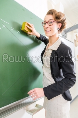 Teacher with a sponge in front of a school class