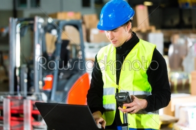 Worker with scanner and laptop at forwarding