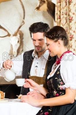 Young couple in a hunter_qt_s cabin eating