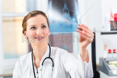 Competent doctor analyzes x-ray image