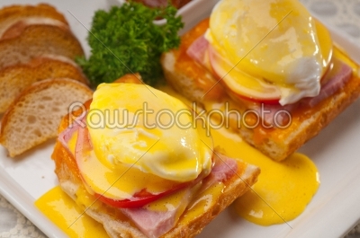 eggs benedict on bread with tomato and ham