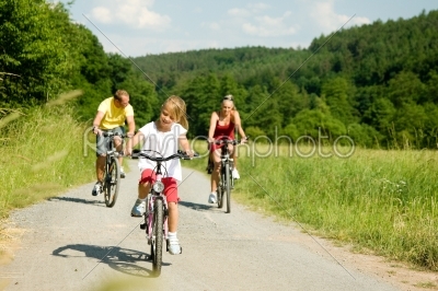 Fahrradfahren in Familie