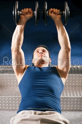 Man lifting dummbell in gym