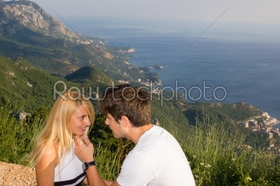 man proposal a woman by the sea
