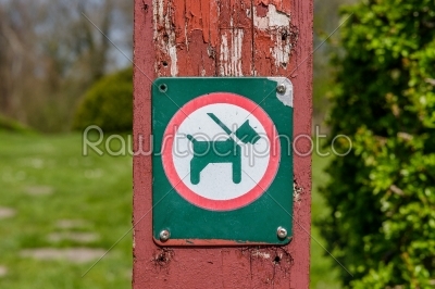 Sign with a dog in a leash