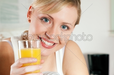 Woman drinking orangejuice