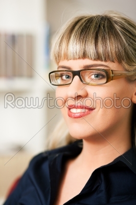 Woman in front of book shelf