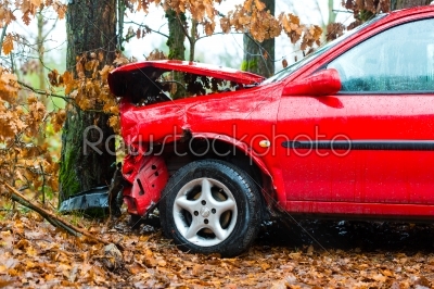 accident - car crashed into tree