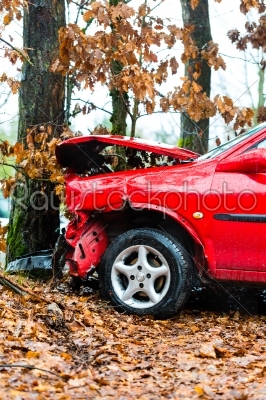accident - car crashed into tree