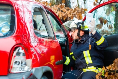 Accident - Fire brigade rescues Victim of a car