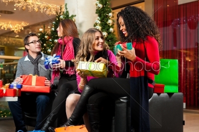 Christmas shopping - friends in mall