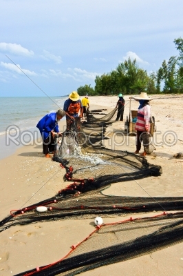 Fisherman drag fishing net