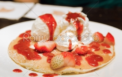 pancakes with strawberris