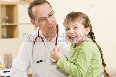 Pediatrician doctor with child patientï¿½