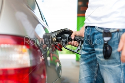 Refuel the car on a gas station
