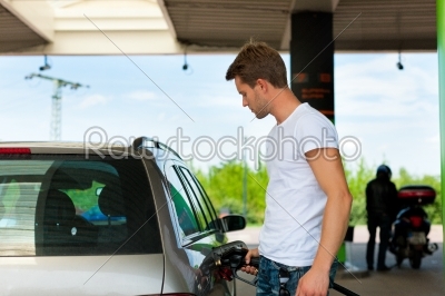 Refuel the car on a gas station