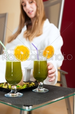 Wellness - Chlorophyll-Shake on a table