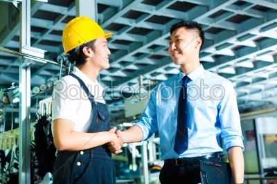 Worker and production manager in a factory