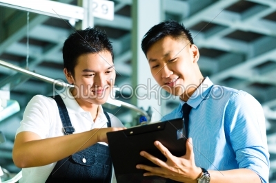 Worker and production manager with Clipboard
