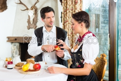 Young couple in a hunter_qt_s cabin eating