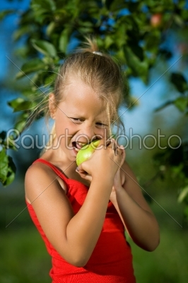 Child bties into the apple