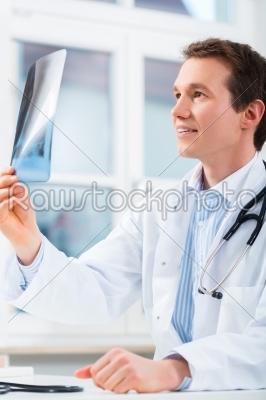 Competent doctor analyzes x-ray image