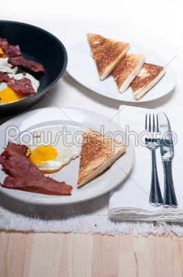 eggs bacon and toast bread