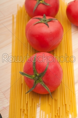 fresh tomato and spaghetti pasta