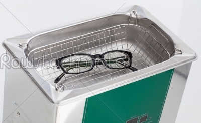 Professional cleaning glasses with an ultrasonic cleaner