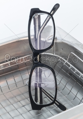 Professional cleaning glasses with an ultrasonic cleaner