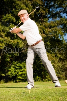 Senior player golf teeing