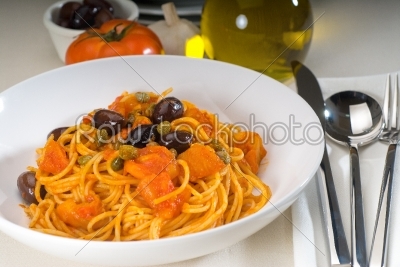 spaghetti pasta puttanesca
