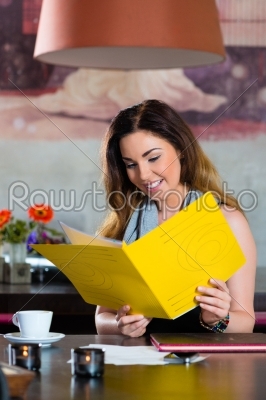Student or businesswoman working in cafe