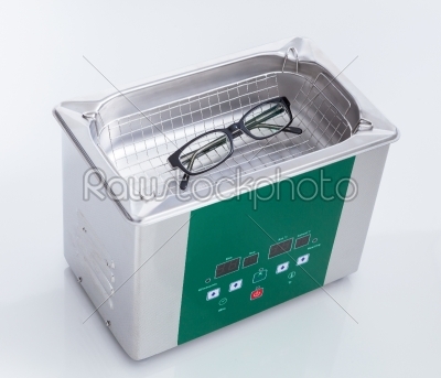 Ultrasonic cleaner for ultrasonic cleaning