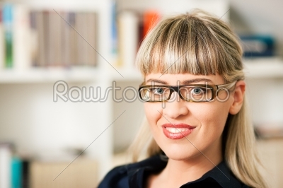 Woman in front of book shelf